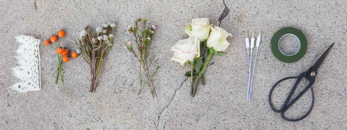 Corta los tallos de las flores para armar el corsage con facilidad